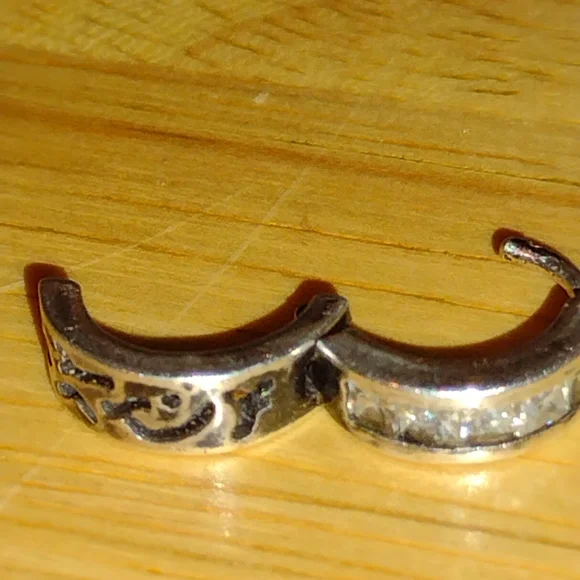 One earring - Picture 3 of 5